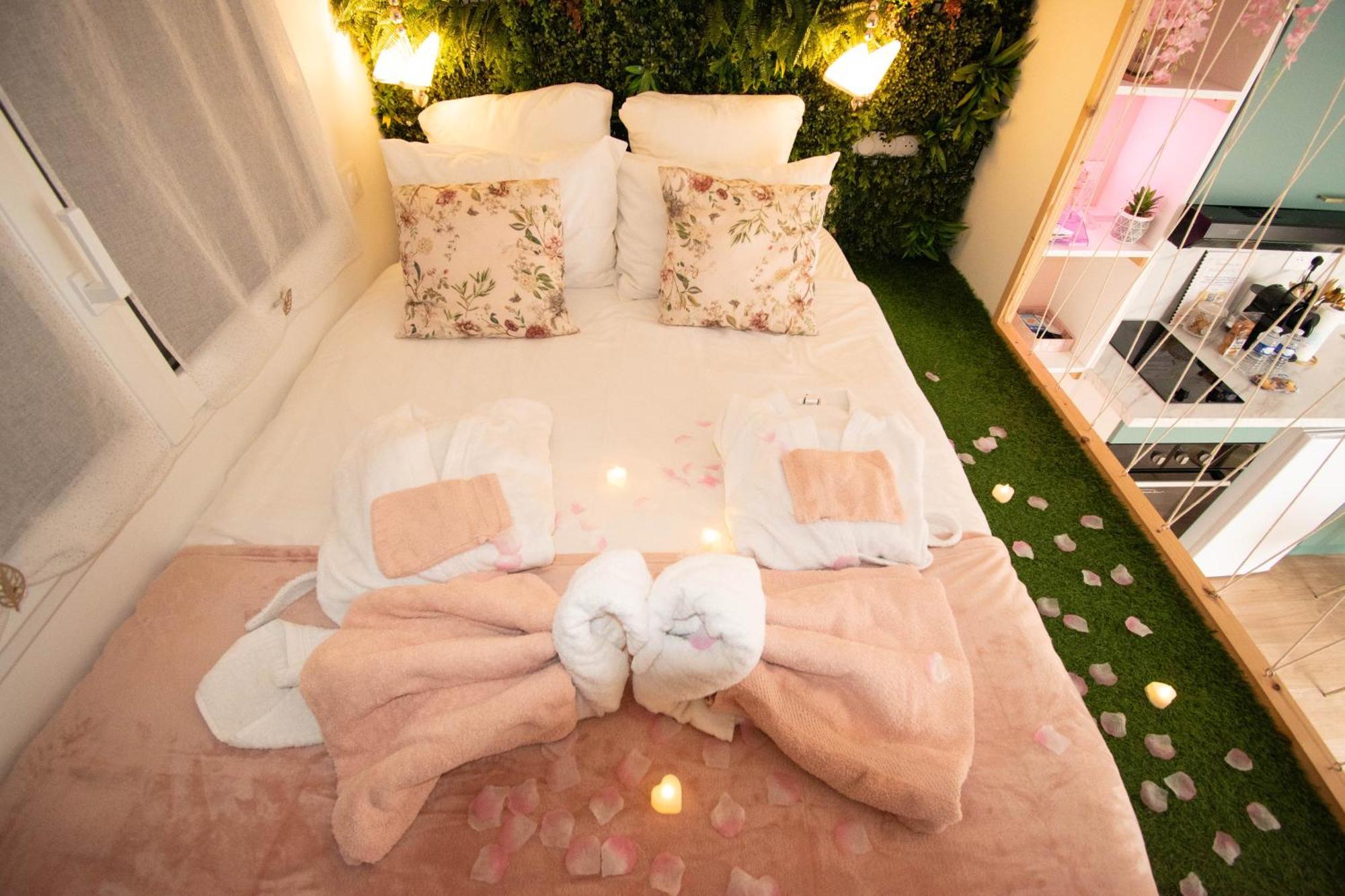 Studio Les 2 Fees - Jacuzzi - Deco Feerique Montfort-sur-Meu Extérieur photo